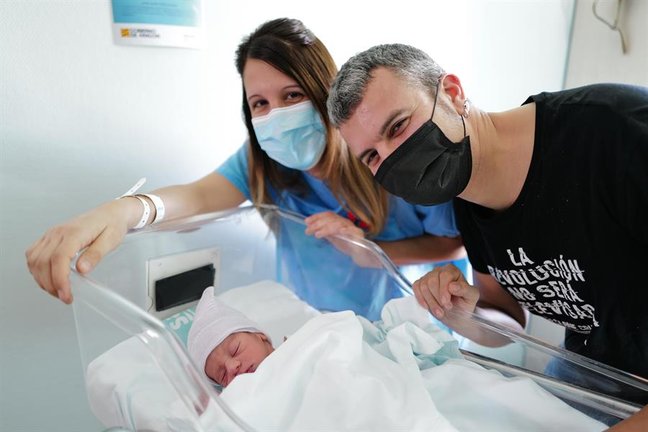 En la provincia de Zaragoza, el primer bebé del año ha sido un niño, Ander, que ha nacido a las 6.25 horas en el Hospital Miguel Servet y es el primer hijo de Aitana Tejero y Daniel Tejada, de la capital aragonesa. EFE/Javier Cebollada