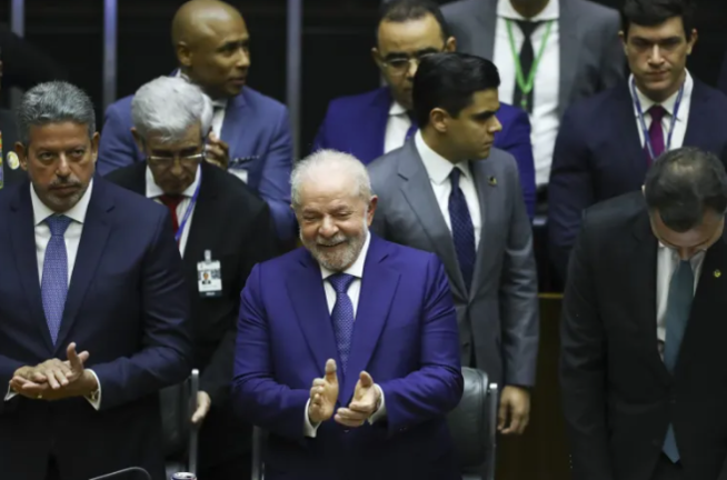 El nuevo presidente de Brasil, Luiz Inácio Lula da Silva, participa en su ceremonia de investidura en el Parlamento hoy, en Brasília (Brasil). EFE/Jarbas Oliveira
