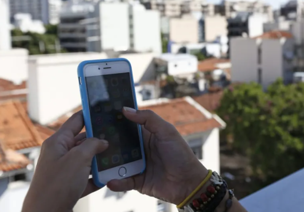 Una persona mira su móvil. EFE/Marcelo Sayão
