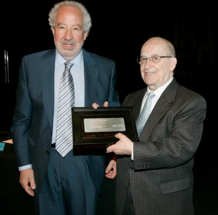 Imagen de archivo del maestro Rogelio Groba (d) durante un homenaje que la SGAE y la Fundación Autor le hicieron en Santiago de Compostela. EFE/Xoan Rey.
