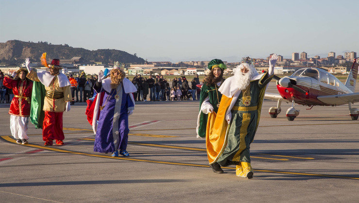 Los Reyes Magos llegan a Camargo en avión. / ALERTA