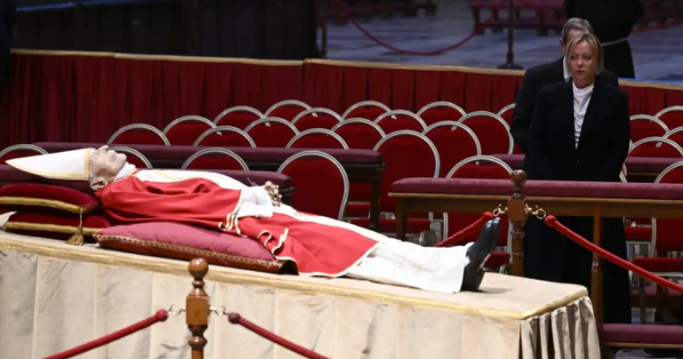 Giorgia Meloni, en el velatorio de Benedicto XVI. EFE/EPA/Ettore Ferrari