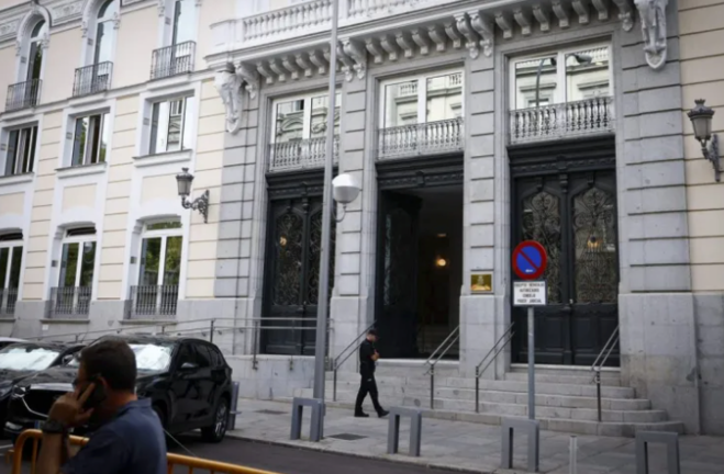 Un policía vigila en el exterior de la sede del Consejo General del Poder Judicial en Madrid en una imagen de archivo. EFE / Rodrigo Jiménez