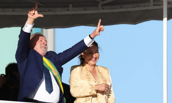 El presidente de Brasil, Luiz Inacio Lula da Silva, levanta sus brazos en señal de victoria junto a la primera dama, Rosángela da Silva, tras su investidura hoy, desde el Palacio del Planalto, en Brasilia (Brasil). EFE/Sebastiao Moreira