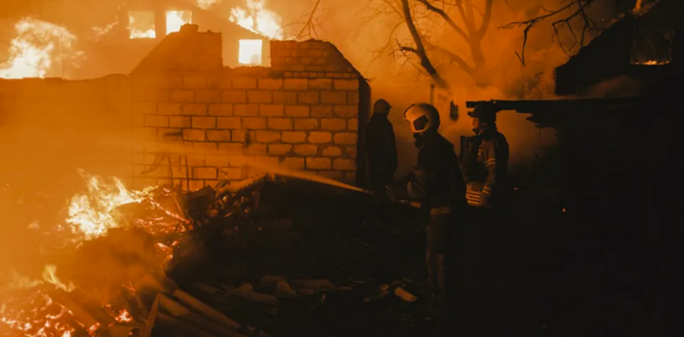 Edificio en llamas en Ivanivka, área de Donetsk, tras un ataque ruso. EFE/EPA/George Ivanchenko