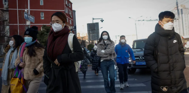Ciudadanos chinos en una calle de Pekín. EFE/EPA/Mark R. Cristino