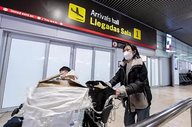 Una pasajera a su llegada al aeropuerto Adolfo Suárez Madrid-Barajas procedente de un vuelo de Chongqing (China)EUROPA PRESS