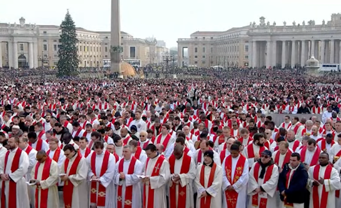Cientos de fieles en la plaza de la Basílica de San Pedro.
