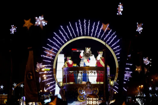 El rey Gaspar saluda, durante la Cabalgata de los Reyes de Madrid, en una imagen de archivo. EFE/David Fernández