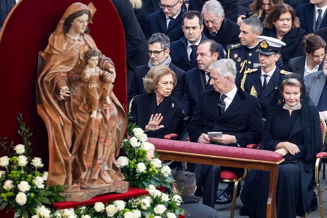 La reina emérita española Sofía y el rey Felipe de Bélgica hablan antes de la ceremonia fúnebre por el papa emérito Benedicto XVI en la Plaza de San Pedro, en la Ciudad del Vaticano. EFE/EPA/FABIO FRUSTACI