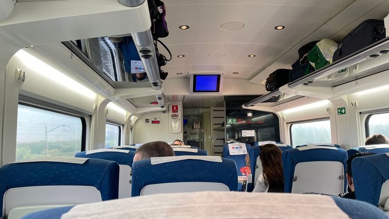 Los pasajeros han cruzado de un tren a otro mediante una pasarela y a las 10.30 horas (hora en la que se ha tomado la foto) todavía no habían vuelto a retomar el trayecto hacia Madrid. / JOSÉ LUIS MATIA