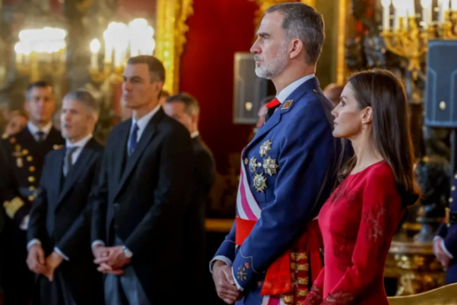 El rey Felipe y la reina Letizia, durante la recepción a autoridades con motivo de la celebración de la Pascua Militar este viernes en el Palacio Real. EFE/J.J. Guillen