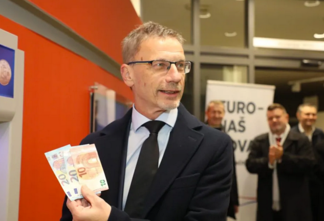 El gobernador del Banco Nacional croata, Boris Vujcic, el pasado 1 de enero mostrando varios billetes de euro. EFE/EPA/Lana Slivar