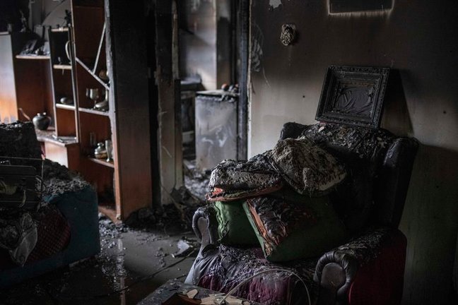 El interior de la vivienda incendiada este sábado en Ourense en la que han fallecido dos mujeres de 50 y 71 años. EFE/ Brais Lorenzo
