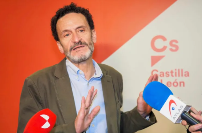 El candidato a las elecciones primarias de la lista 'Ciudadanos de nuevo', Edmundo Bal, atiende en Valladolid a los medios de comunicación. EFE / R. GARCÍA