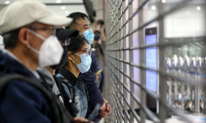 Viajeros en el control de inmigración de la estación de metro Lok Ma Chau en Hong Kong antes de entrar en China. EFE/EPA/Jerome Favre