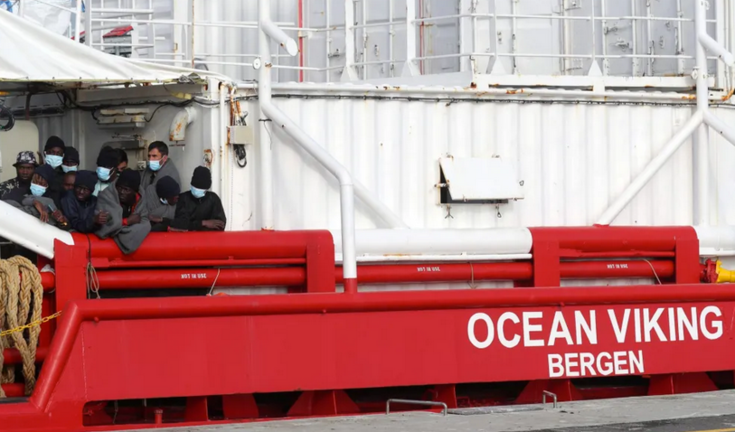 Fotografía de archivo del barco 'Ocean Viking' en el puerto de Rávena, Italia. EFE/EPA/Pasquale Bove
