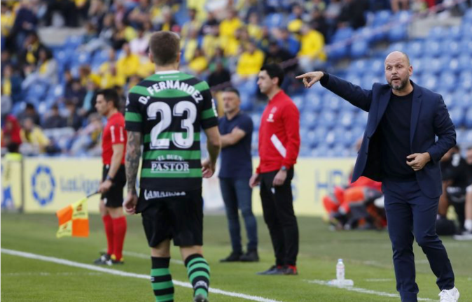 El entrenador del Racing José Alberto durante el partido contra Las Palmas.