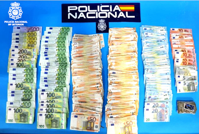 En el momento de la detención, uno de ellos portaba 46.000 euros y hachís, valorado en 562 euros, por lo que son detenidos como presuntos autores de un delito de robo con fuerza y un delito contra la salud pública.