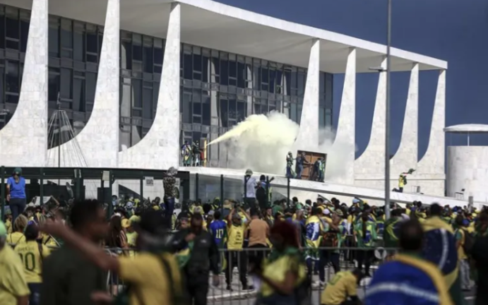 Policías antidisturbios entran al palacio presidencial de Planalto, sede del Gobierno de Brasil en Brasilia (Brasil). EFE/ Andre Borges
