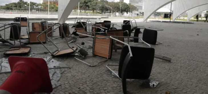 Fotografía que muestra los destrozos en el Palacio de Planalto tras la invasión por parte de manifestantes bolsonaristas de los edificios gubernamentales en Brasilia (Brasil). EFE/ André Coelho