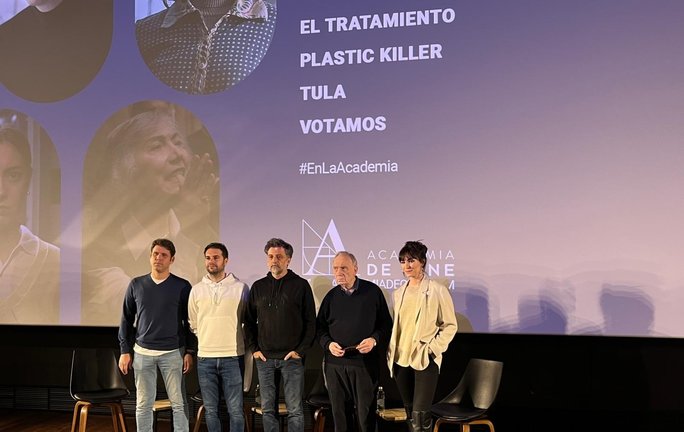 De izquierda a derecha: Santiago Requejo, director de 'Votamos'; Álvaro Carmona, director de 'El Tratamiento'; José Pozo, director de 'Plastic Killer', Fernando Méndez-Leite, director de la Academia de Cine, y Beatriz de Silva, directora de 'Tula'.