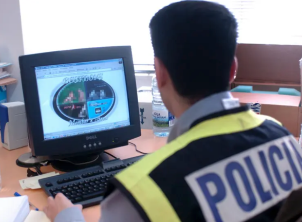 Imagen de archivo de un policía nacional inspeccionando una página web. EFE / Juan M. Espinosa