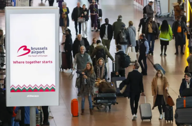 Viajeros en la terminal principal del aeropuerto de Bruselas, el pasado 8 de enero. EFE/EPA/Julien Warnand