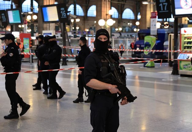 Agentes de la Policía francesa en la Estación del Norte de París. EFE/EPA/Christophe Petit Tesson