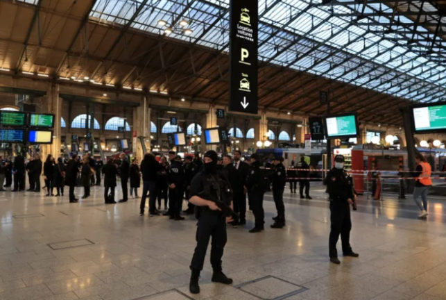 Oficiales de policía franceses custodian el vestíbulo de la Estación de Norte de París, depués de que un hombre hiriera con arma blanca a seis viajeros a primera hora de este miércoles. EFE / Christophe Petit Tesson