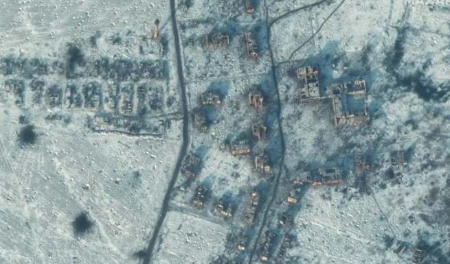 Una imagen por satélite proporcionada por Maxar Technologies muestra edificios destruidos en Soledar, Ucrania, el 11 de enero. EFE/EPA/MAXAR TECHNOLOGIES HANDOUT
