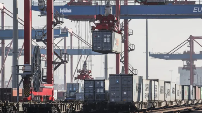 Una grúa transporta un contenedor en el puerto de Hamburgo, Alemania, en una imagen de archivo. EFE/Carsten Koall