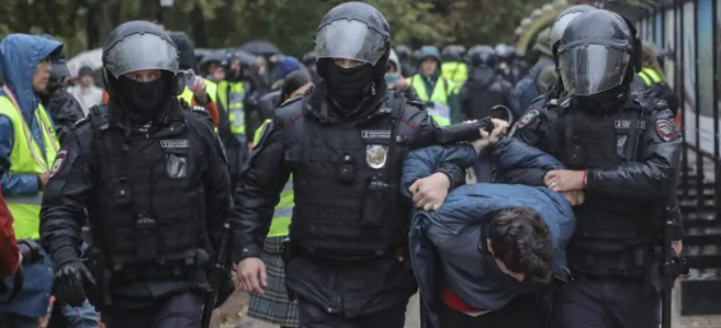 Efectivos de las Fuerzas de Seguridad rusas reducían a un asistente a una manifestación en Moscú el pasado mes de octubre contra la invasión rusa de Ucrania . EFE/EPA/Maxim Shipenkov