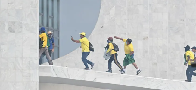 Seguidores del expresidente brasileño Jair Bolsonaro invaden el Palacio de Planalto, sede del Ejecutivo, y la Corte Suprema, después de haber irrumpido antes en el Congreso Nacional. EFE/André Borges