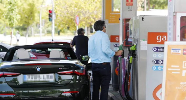 Unas personas repostan combustible en una gasolinera de Madrid, en una imagen de archivo. EFE/Luis Millán