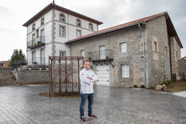 Rubén Abascal posa frente a la fachada del restaurante Ibidem, en Arnuero. / ALERTA