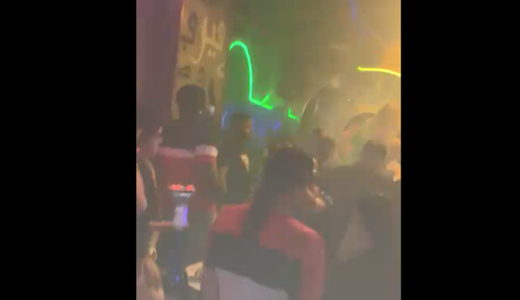 Captura del vídeo que circula por las redes sociales del interior del local donde se celebran espectáculos de «porno duro». / ALERTA