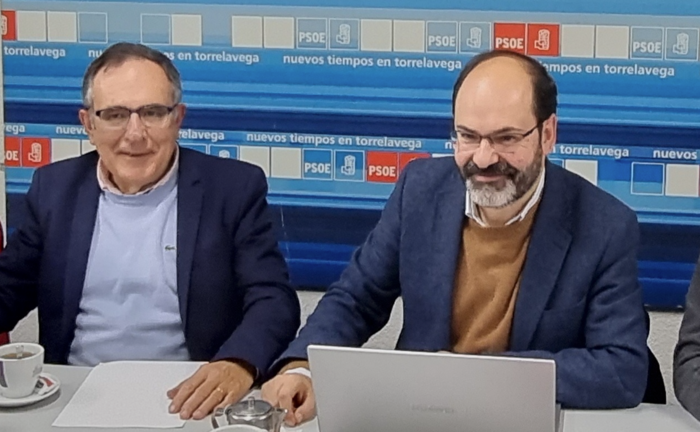 El candidato del PSOE a la Alcaldía de Torrelavega, José Luis Urraca, y osé Manuel Cruz Viadero.
