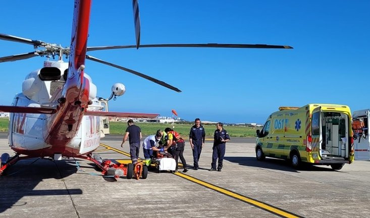 El helicóptero y la ambulancia del 061 en el aeropuerto tras el rescate a una mujer en Noja
GOBIERNO
01/11/2022