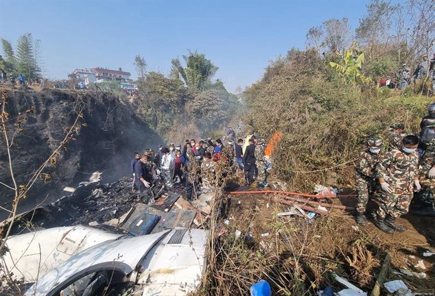 Equipos de rescate trabajan en los restos de un avión ATR72 de Yeti Airlines tras estrellarse en Pokhara, Nepal, 15 de enero de 2023. Un avión ATR72 de Yeti Airlines con 68 pasajeros y cuatro miembros de la tripulación a bordo se estrelló en un desfiladero tras despegar del aeropuerto internacional de Pokhara. Según funcionarios de la Autoridad de Aviación Civil de Nepal, hasta el momento se han recuperado 40 cadáveres. EFE/EPA/BIJAYA NEUPANE
