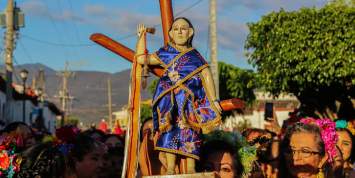 Mujeres danzantes participan en una peregrinación en honor a San Sebastián Mártir hoy, por las calles del municipio Chiapa de Corzo, estado de Chiapas (México). EFE/Carlos López