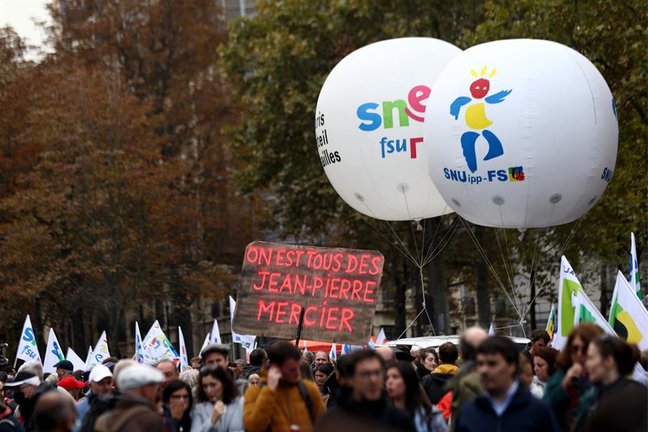 Francia se prepara para una gran movilización social esta semana, con una huelga nacional y manifestaciones el próximo jueves, en protesta por la reforma de las pensiones del Gobierno. EFE / Mohammed Badra