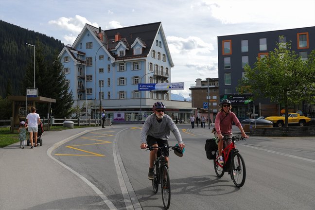 Ciclistas en Davos durante la celebración del Foro Económico Mundial, en abril de 2022. E.P. / ZHENG HUANSONG