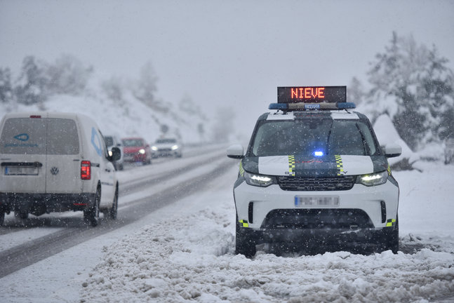 Un coche de policía aparcado en una carretera nevada, a 16 de enero de 2023.