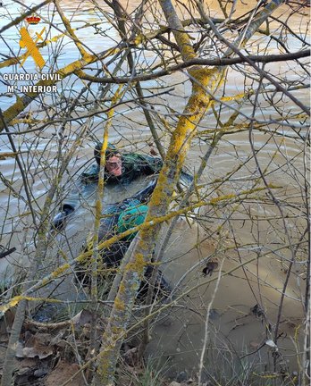 Buzo de la Guardia Civil durante la búsqueda en el río de la mujer desaparecida.