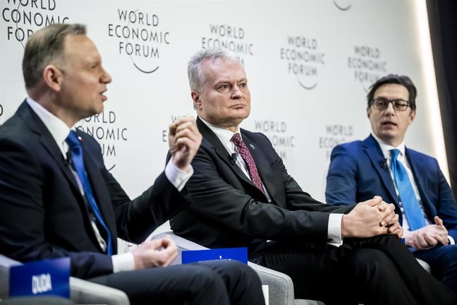 Los presidentes de Lituania, Gitanas Nauseda (c), de Plonia, Andrzej Duda (i) y de Macedonia del Norte, Stevo Pendarovski (d), durante la 53ª reunión anual del Foro Económico Mundial en Davos. EFE / GIAN EHRENZELLER