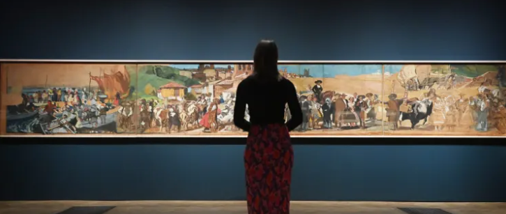 Una galerista observa el cuadro Visión de España del artista Joaquín Sorrolla durante un preestreno para los medios de comunicación de la exposición Spain and the Hispanic World en la Royal Academy of Art de Londres, Reino Unido. EFE/Neil Hall