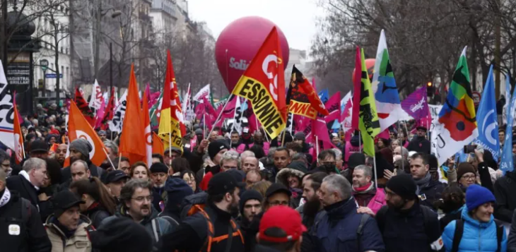 Manifestantes en Francia contra la reforma de las pensiones. EFE/Yoan Valat