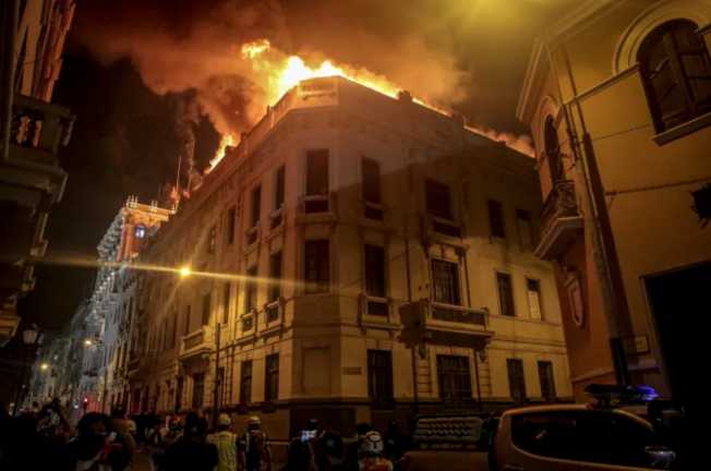 El incendio de un edificio en el centro de Lima (Perú).EFE/ Str