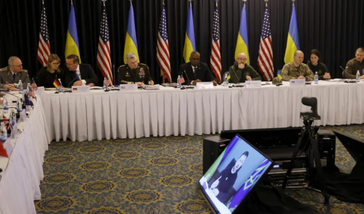 El presidente ucraniano, Volodímir Zelenski, interviene este viernes por videoconferencia. EFE /Ronald Wittek